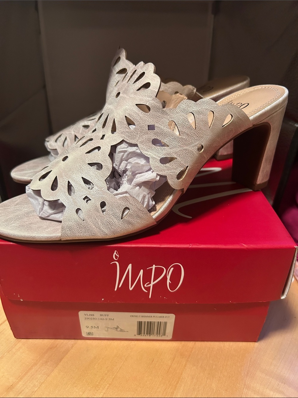 Impo crinkly shimmer open toe mule sandals size 9.5 cream color faux leather